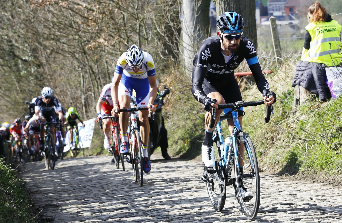 Bradley Wiggins riding the Koppenberg during De Ronde