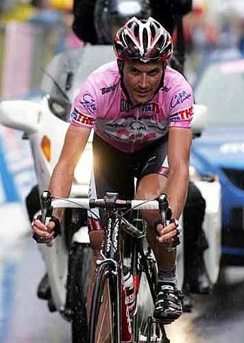 Ivan Basso (CSC) rolls into the finish at La Thuile