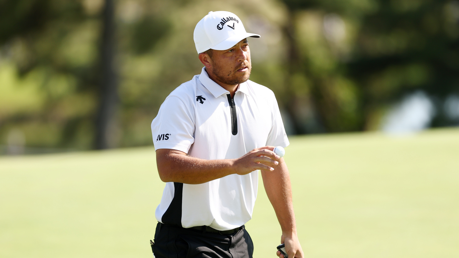 Xander Schauffele waves to the crowd