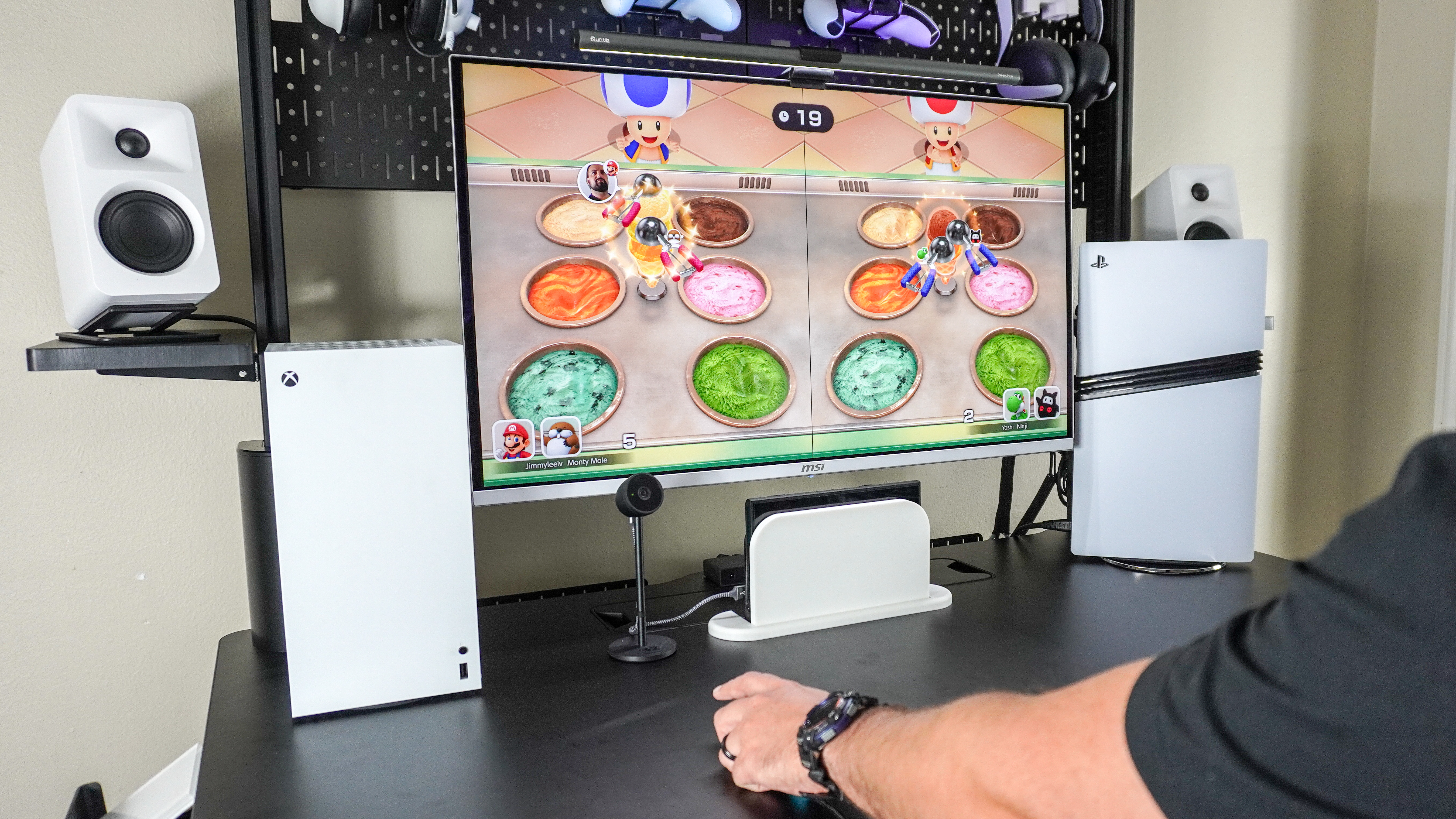 Playing a minigame where you scoop ice cream in Super Mario Party Jamboree + Jamboree TV with a Joy-Con in Mouse Mode