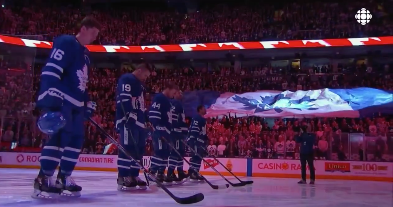 The Toronto Maple Leafs&amp;#039; fans belt the national anthem.