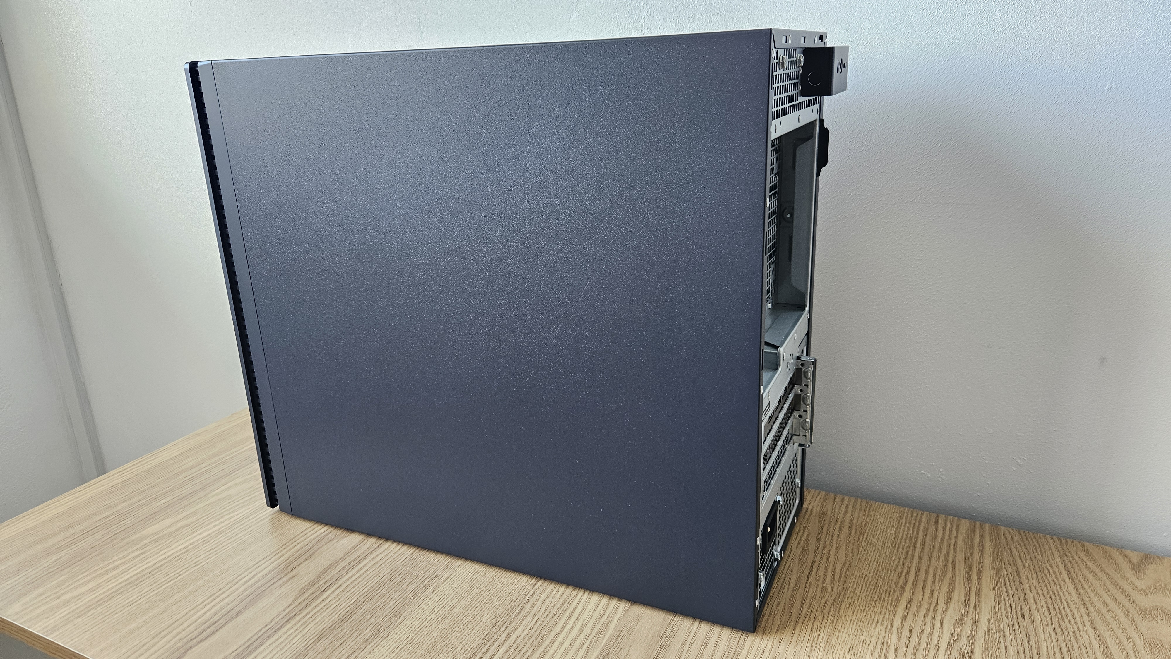 The Dell Tower Plus EBT2250 on a desk