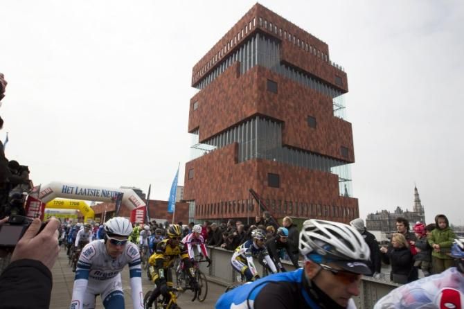 The Scheldeprijs peloton passes the MAS building at the start in Antwerp