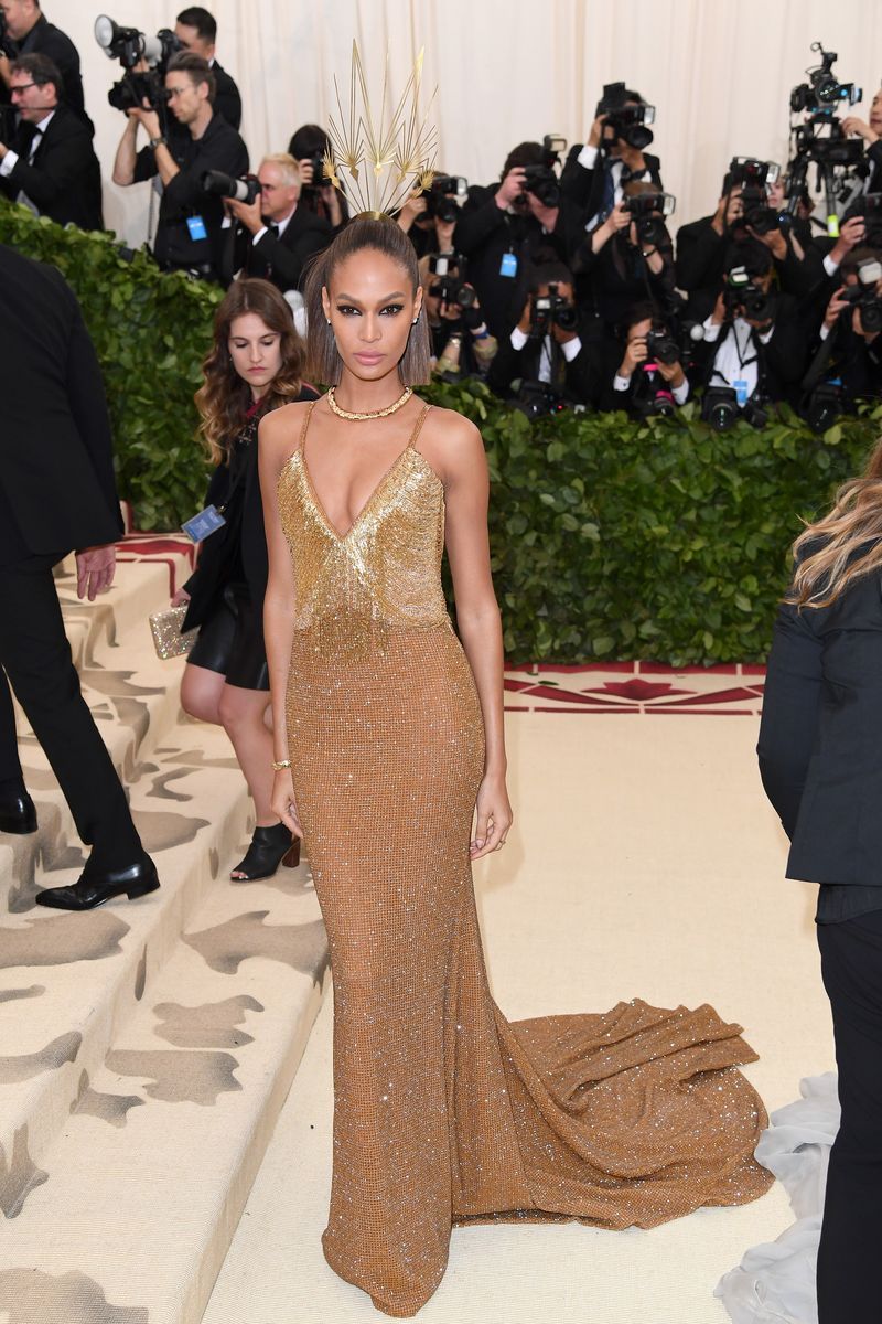 Red carpet, Dress, Fashion model, Fashion, Carpet, Clothing, Gown, Haute couture, Flooring, Shoulder,
