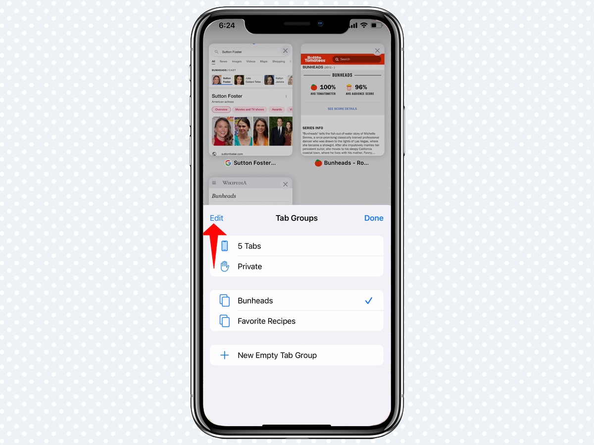 Красная стрелка указывает на «Правка» в меню «Группы вкладок» в Safari в iOS 15.