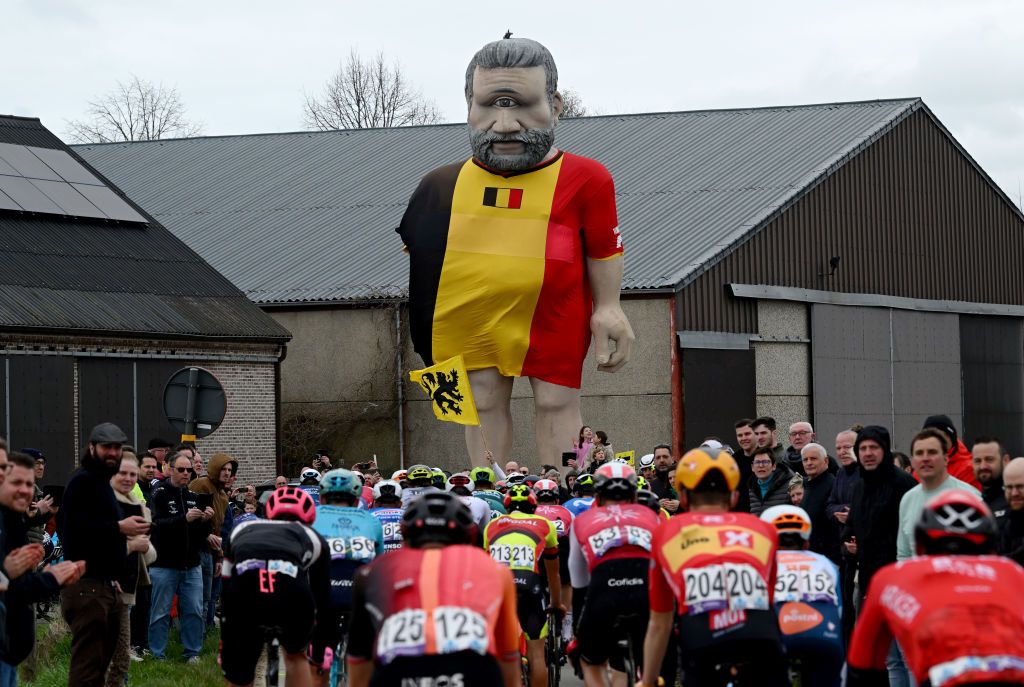 OUDENAARDE BELGIUM MARCH 31 A general view of the peloton competing while fans cheer during the 108th Ronde van Vlaanderen Tour des Flandres 2024 Mens Elite a 2708km one day race from Antwerpen to Oudenaarde UCIWT on March 31 2024 in Oudenaarde Belgium Photo by Dario BelingheriGetty Images