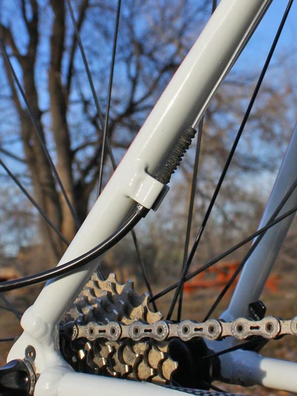 Gore sealed derailleur cables help maintain shift performance in adverse conditions and decrease service intervals even with frequent washing.