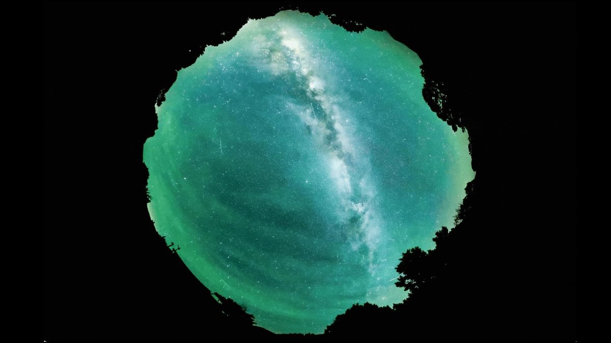 Photographer captures ghostly ripples over Colorado night sky. 'It is rare to see it directly overhead and moving like that'