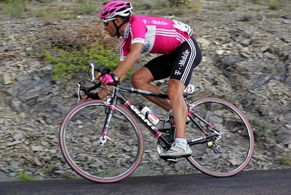 Serguei Gonchar (T-Mobile) descends hard off the Col de la Sentinelle.
