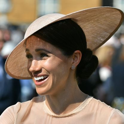 Facial expression, Hat, Smile, Head, Chin, Fashion accessory, Headgear, Ear, Human, Sun hat, 