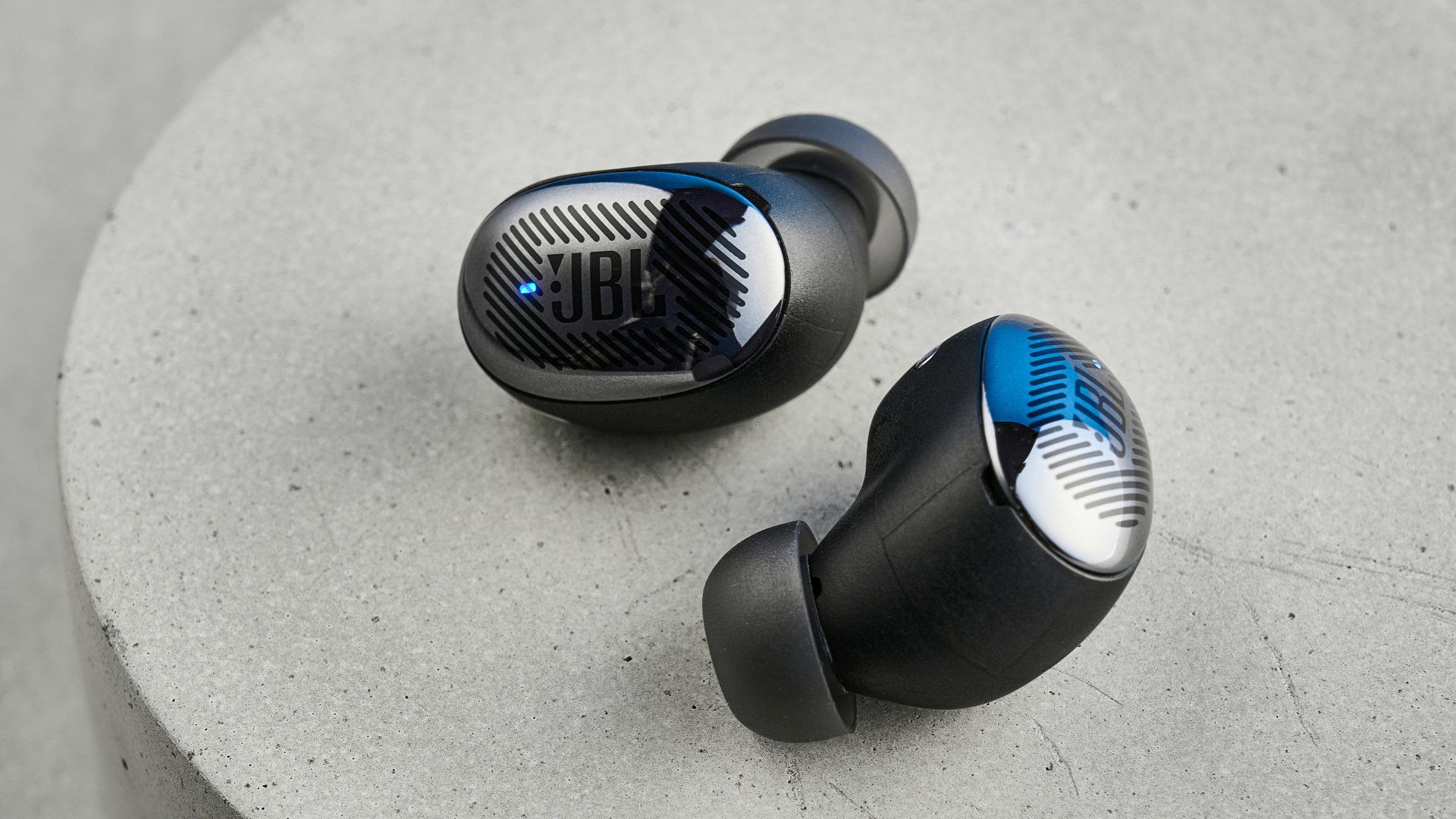 JBL Live Buds 4 earbuds in black