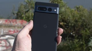 Die Rückseite des Google Pixel 7 Pro Smartphone