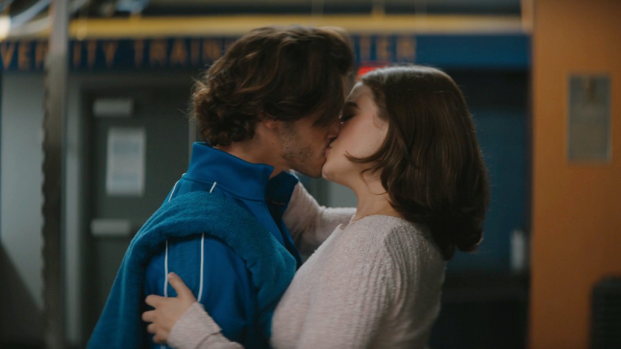 Logan and Hannah kissing in Off Campus.