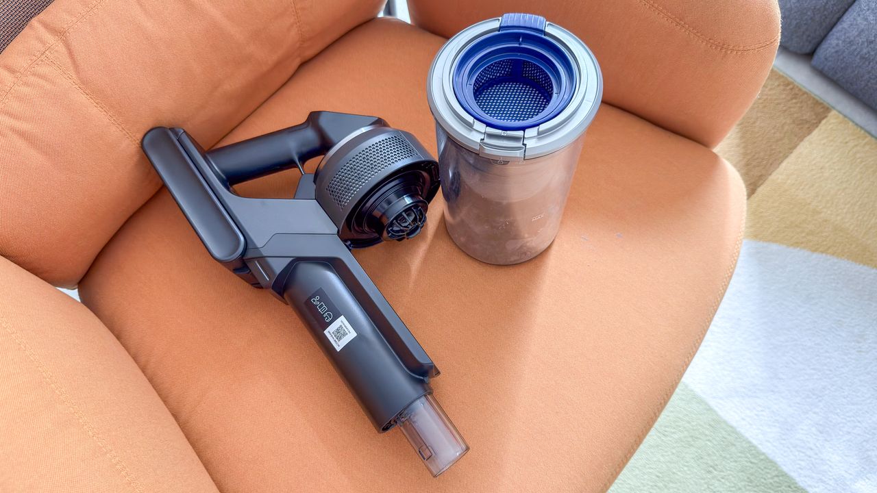 The dismantled dust canister on the Samsung Jet 95S
