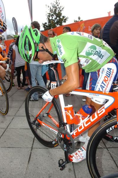 Last minute adjustments for Joaquim Rodriguez (Katusha).