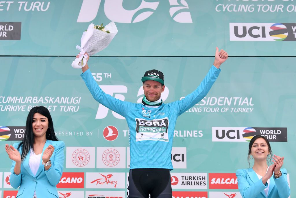 Felix Gro&szlig;schartner pulls on the leader's jersey
