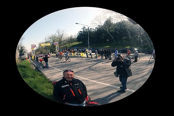 Roberto Bettini photographing the action.