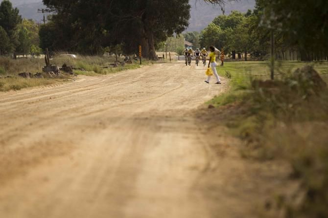The lead bunch of Christoph Sauser &amp; Jaroslav Kulhavy of Burry Stander-Songo &amp; Karl Platt &amp; Urs Huber of Team Bulls