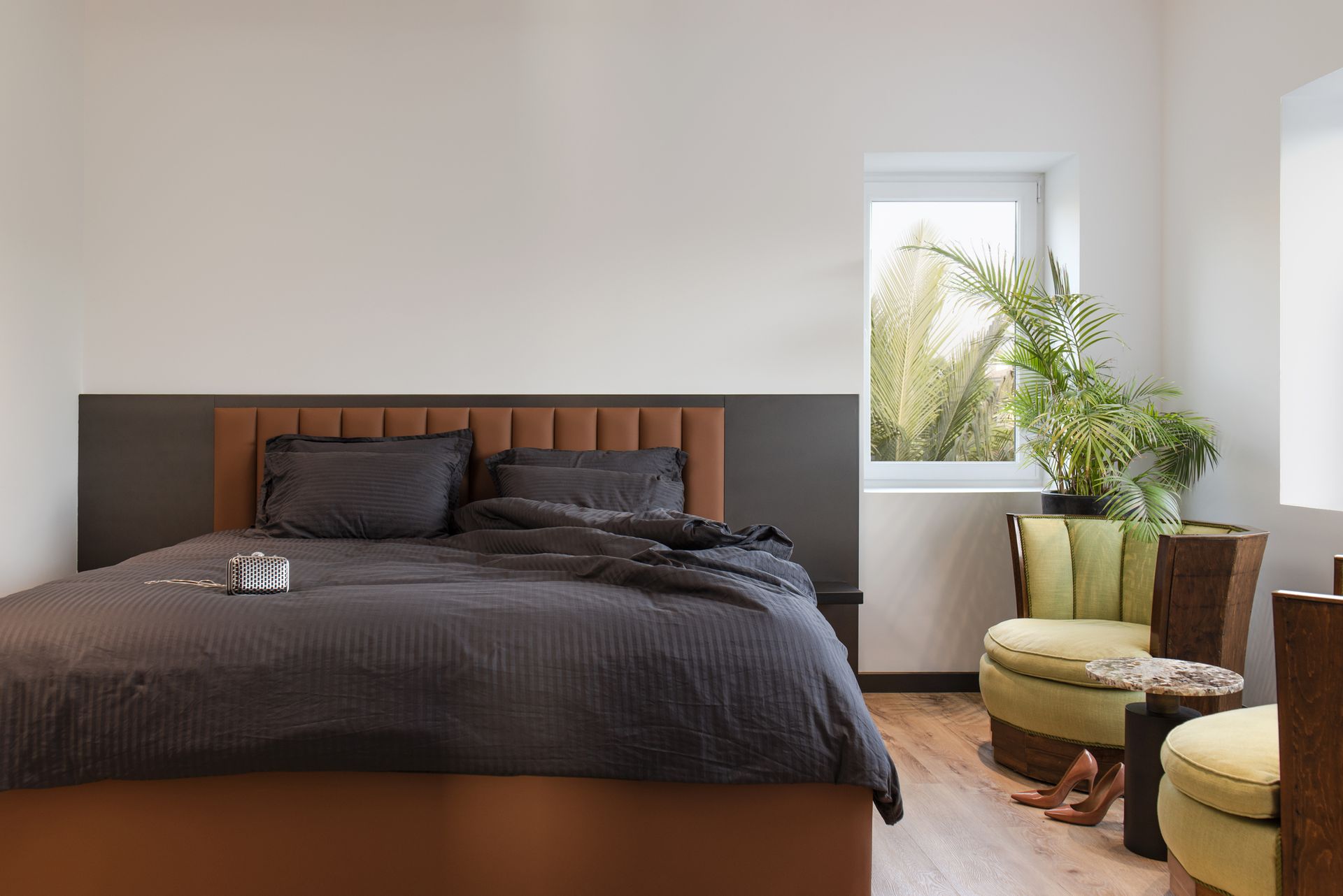 Μια μεταμορφωμένη γωνιά κρεβατοκάμαρας με φυτό σε γλάστρα