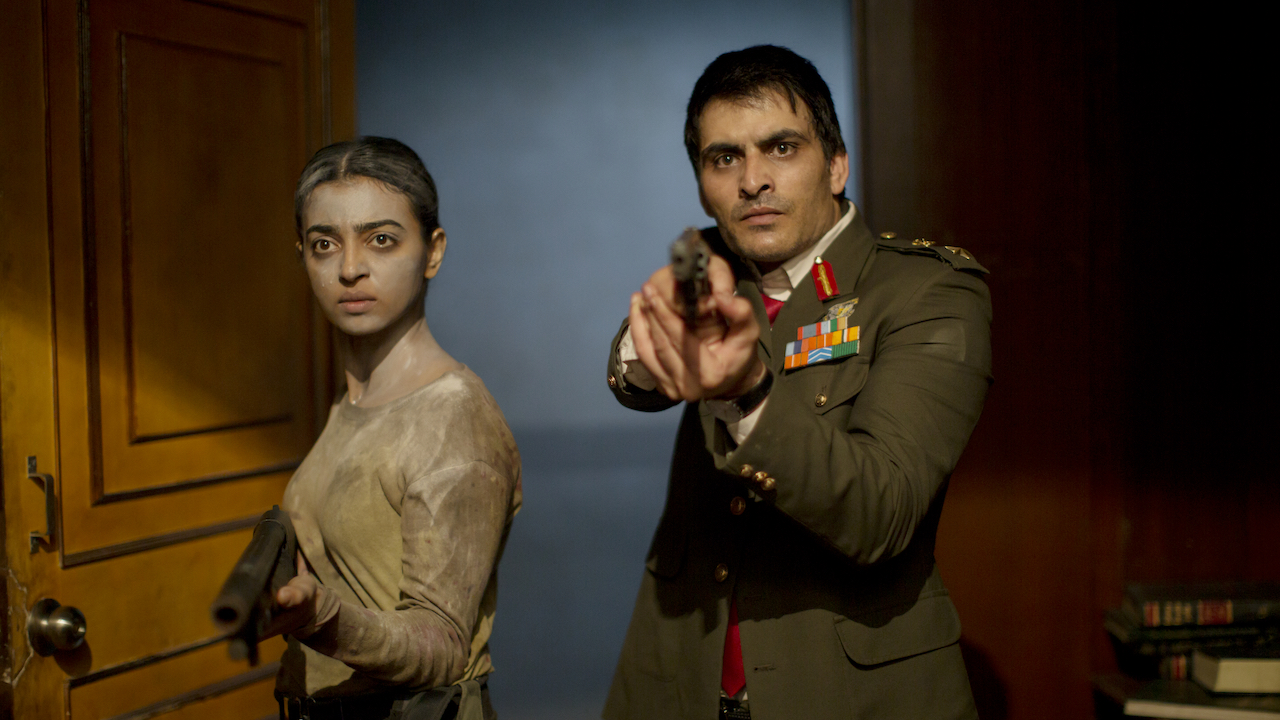 Nida y Ramda apuntan con armas a la cámara en Ghoul de Netflix