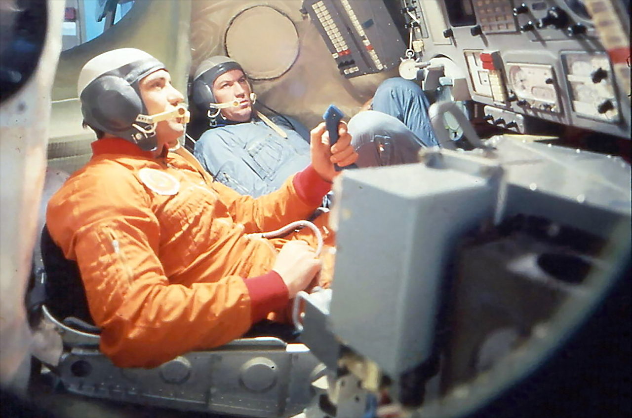 Kosmonaut Valery Ryumin (in het blauw) traint met Leonid Popov voor hun Soyuz 35-missie naar het Salyut 6-ruimtestation.