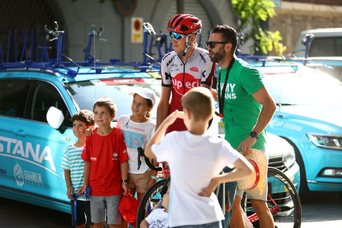 Ilnur Zakarin stops to take photos with fans