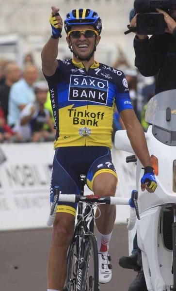 Alberto Contador (Team Saxo Bank-Tinkoff Bank) celebrates with his Pistolero salute