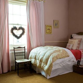 childs bedroom with curtains