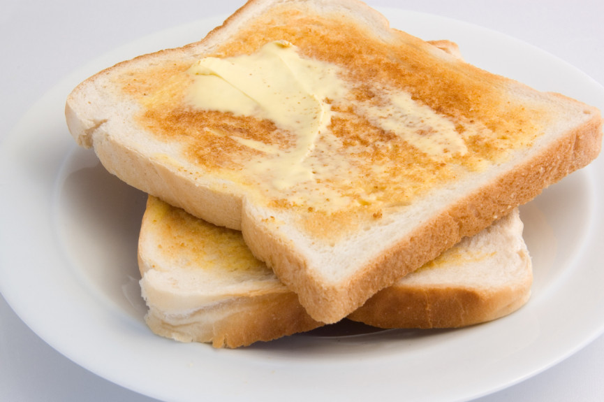 theres-a-huge-debate-going-on-about-how-to-properly-cut-toast-2-1556647217-aD0q-column-width-inline