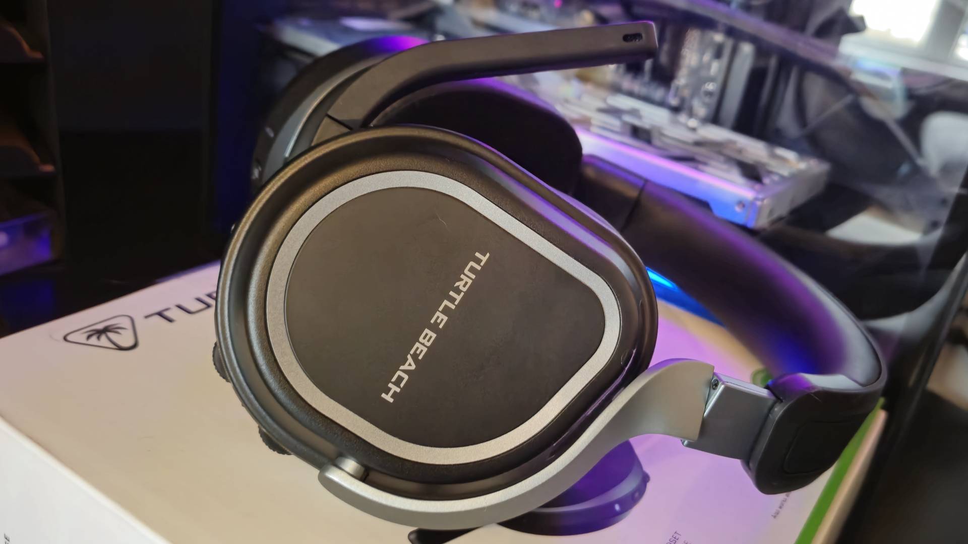 Photo taken by writer Rosalie Newcombe of the side and the mic of the Turtle Beach Stealth 700 Gen 3 gaming headset.