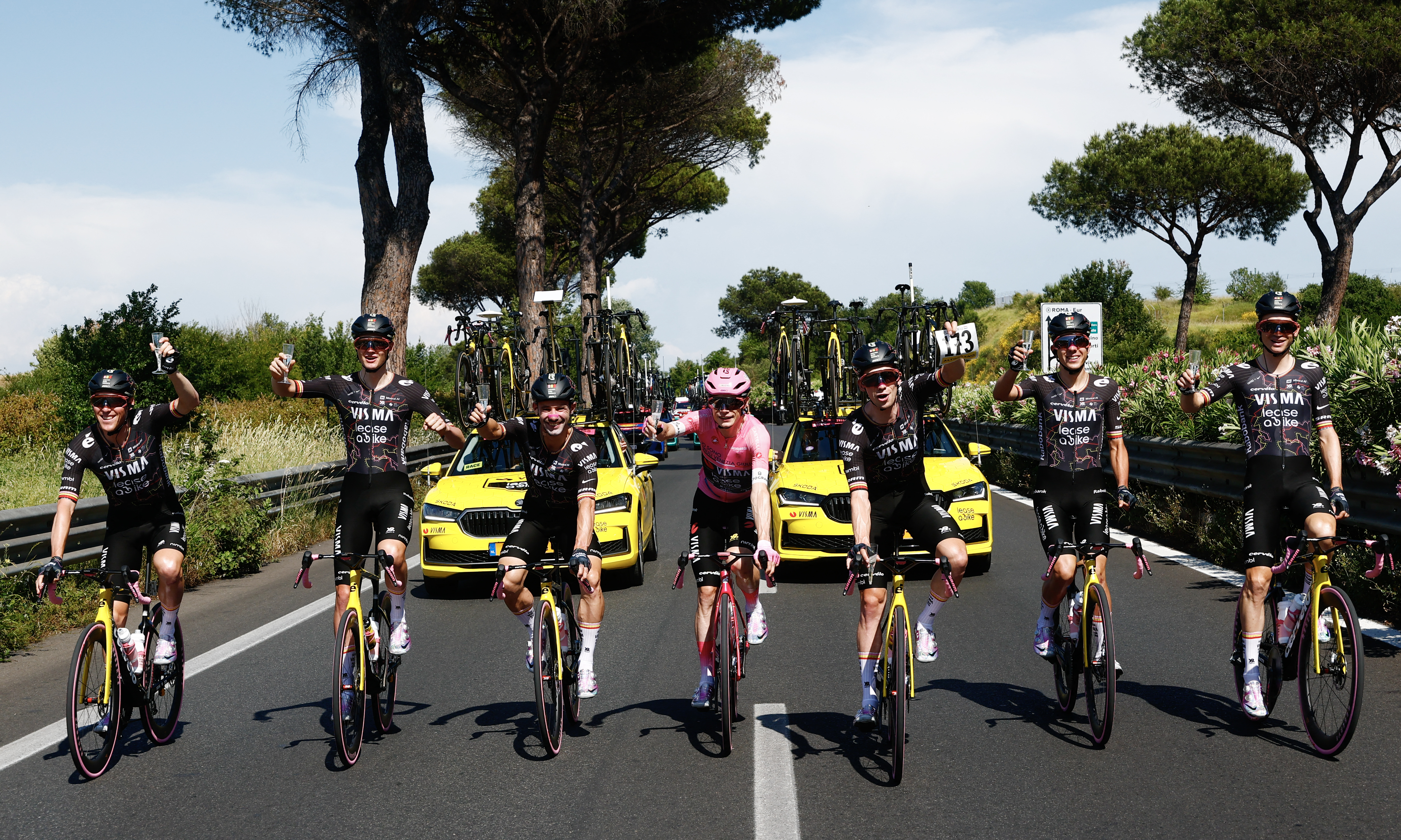 Team Visma Lease a Bike Danish rider Jonas Vingegaard wearing the overall leader's pink jersey holds a glass of sparkling wine with his teammates during the 21th stage of the Giro d'Italia 2026 - Tour of Italy cycling race of 131km from Rome to Rome, Italy, on May 31, 2026. (Photo by Luca Bettini / AFP)