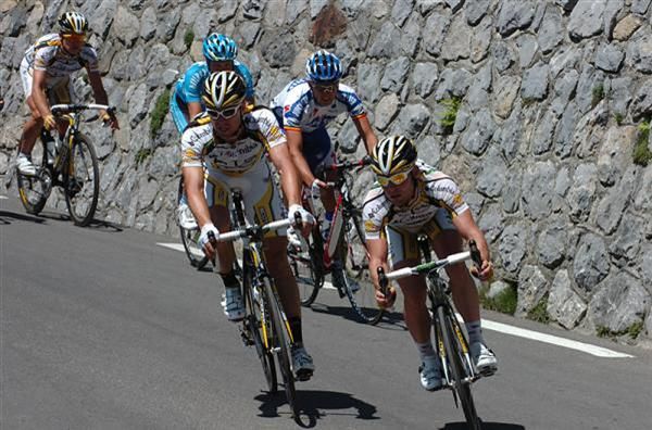 Mark Cavendish (Columbia-HTC) approaches a corner