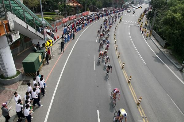 The bunch was lined out in the approach to stage 5's finish