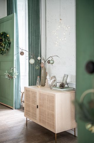 Christmas dining room decor and console by Maisons du Monde