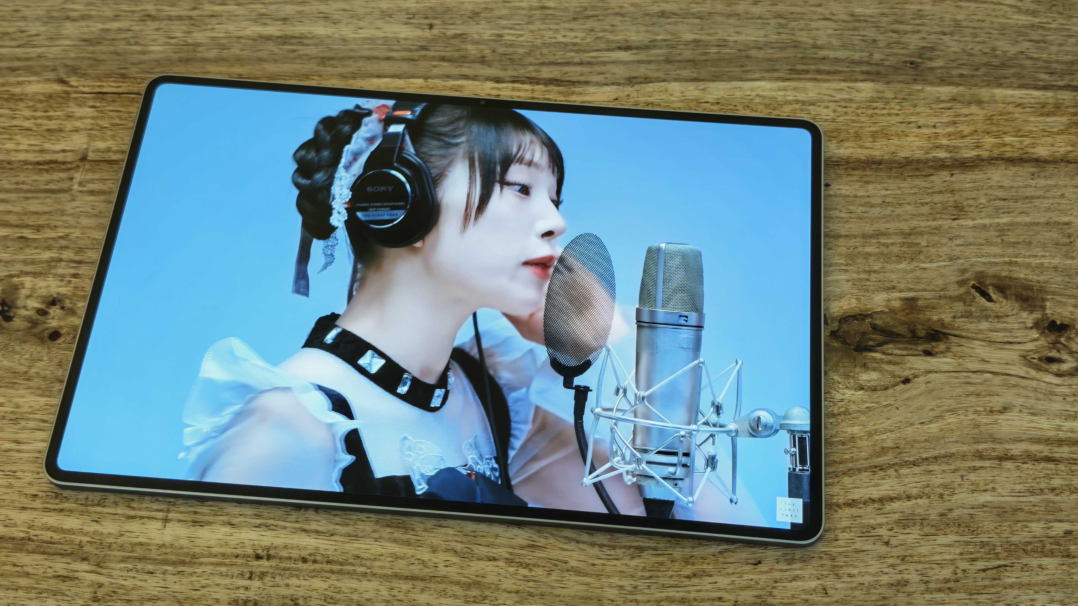 A photograph of the Honor MagicPad 4 in use on a wooden table.