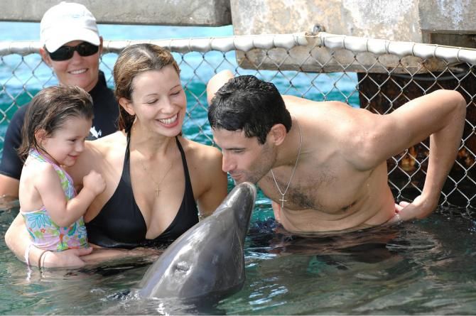 George Hincapie kisses the dolphin back