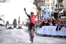 Michał Kwiatkowski wins the Clásica Jaén, raising his arms in celebration