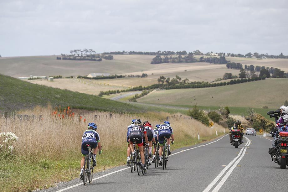 The main group head towards Geelong.