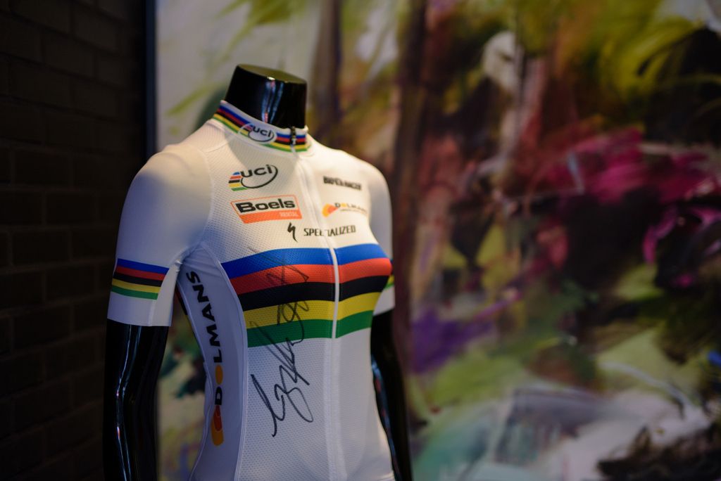 A signed rainbow jersey of Lizzie Armitstead (Boels Dolmans)