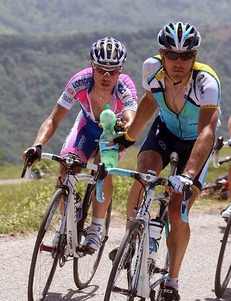 Yaroslav Popovych (Astana) hands off water to Damiano Cunego (Lampre - NGC)
