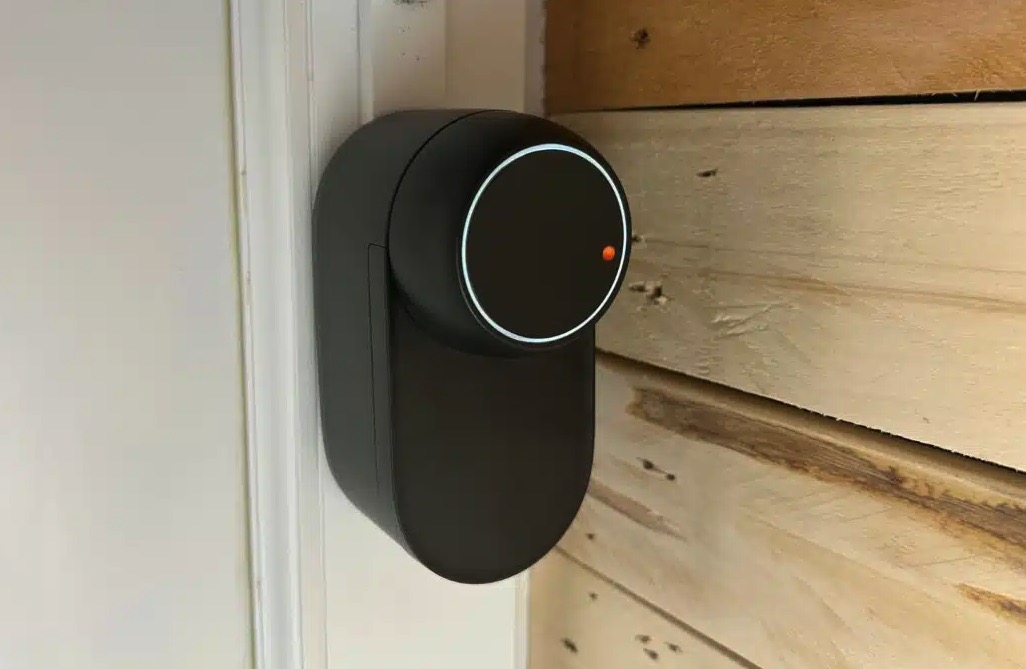 switchbot ultra vision combo sur une porte en bois