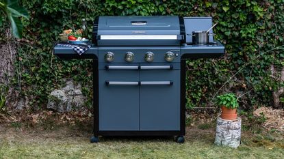 Campingaz 4 Series Premium S BBQ in garden