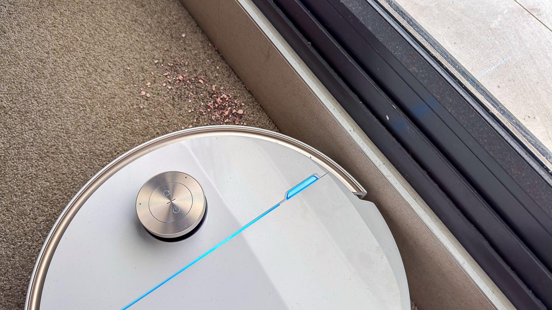 Mova V70 Ultra Complete cleaning a room edge on carpet