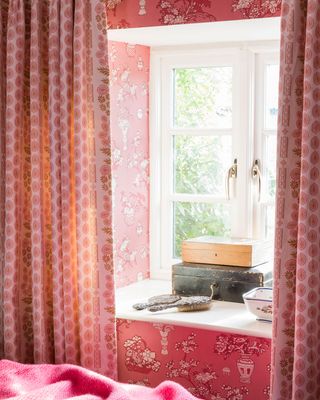 A bedroom with pattern in the wallpaper: how to mix patterns
