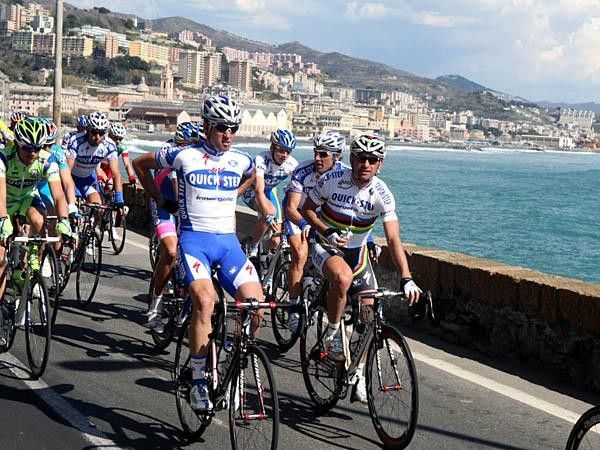 Carlos Barredo (Quick Step) checks his back pocket for some food, as seeing his eating team-mate Paolo Bettini made him hungry, too.