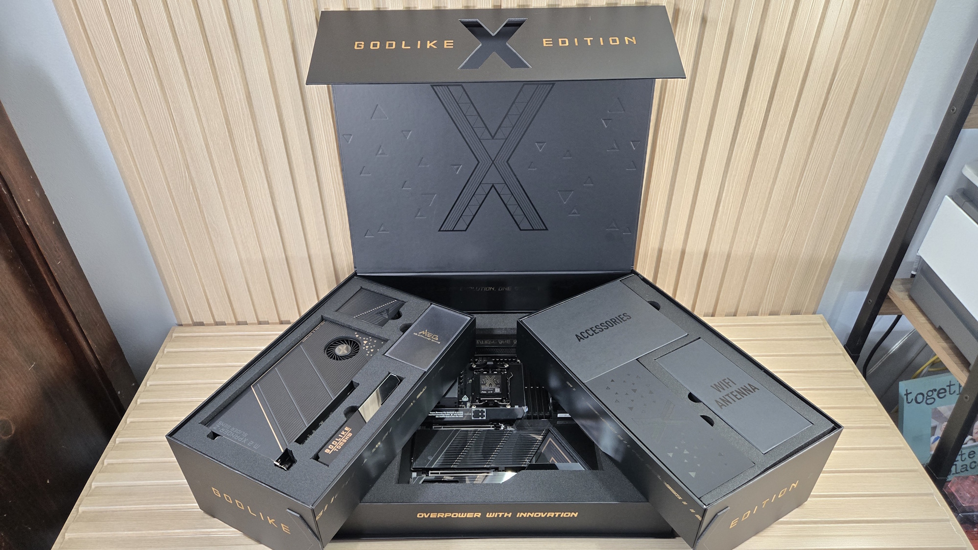 Godlike X - Package and unique accessories