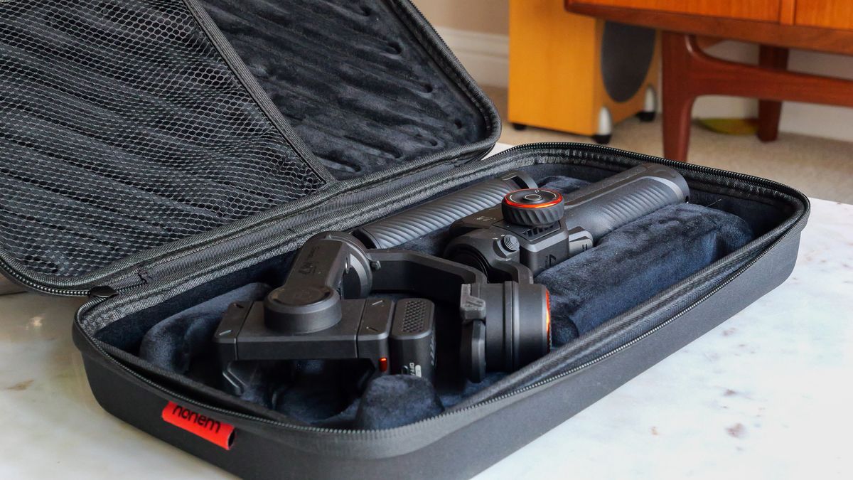 Hohem iSteady M7 smartphone stabilizer in carry case