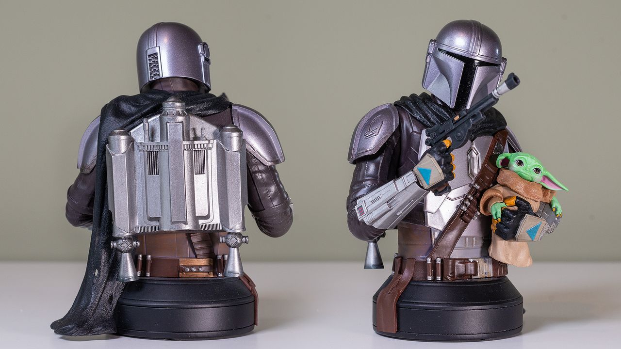 The front and back view of the Mandalorian &amp; Grogu 1:6 scale Mini Bust