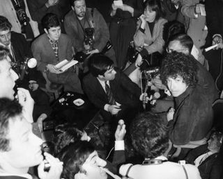 Face in the crowd, Dylan reaches Paris in 1966