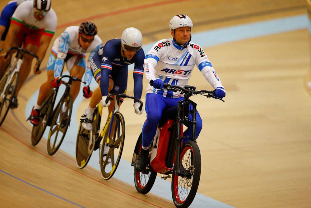 A derny paces the keirin riders